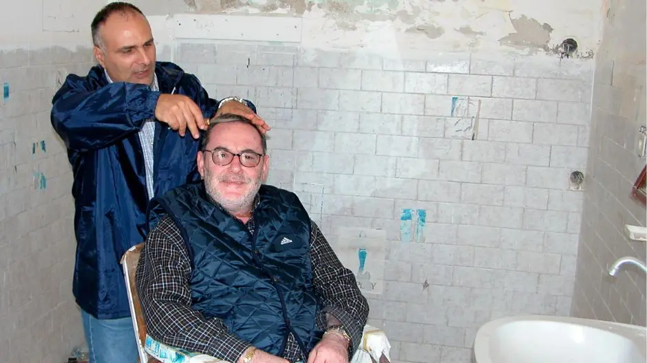 Pietro Bazzu in un siparietto nell'ex carcere dismesso dell'Asinara.